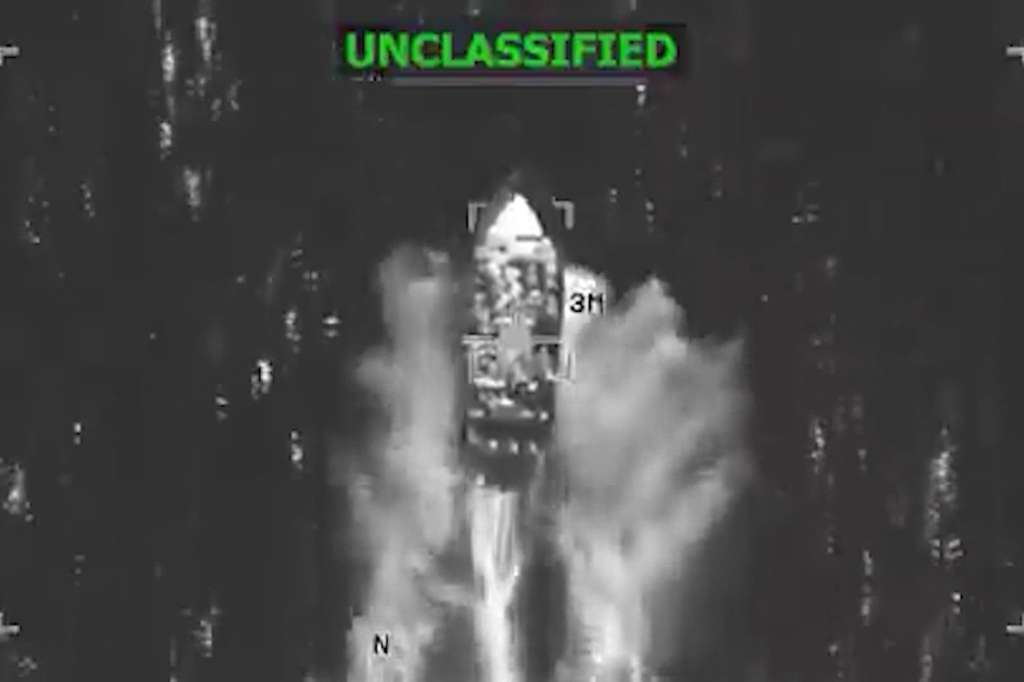AME5893. WASHINGTON (ESTADOS UNIDOS), 04/12/2025.- Captura de video tomada de la cuenta en X @Southcom del Comando Sur de los Estados Unidos que muestra una embarcación antes de ser atacada en aguas del océano Pacífico. Las fuerzas armadas de Estados Unidos publicaron este jueves un vídeo de un nuevo ataque contra una lancha supuestamente ligada al narcotráfico en el Pacífico Oriental. EFE/ @southcom /SOLO USO EDITORIAL/NO VENTAS/SOLO DISPONIBLE PARA ILUSTRAR LA NOTICIA QUE ACOMPAÑA (CRÉDITO OBLIGATORIO)