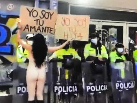 Desnudas, mujeres protestaron contra Policía por denuncias de violencia sexual