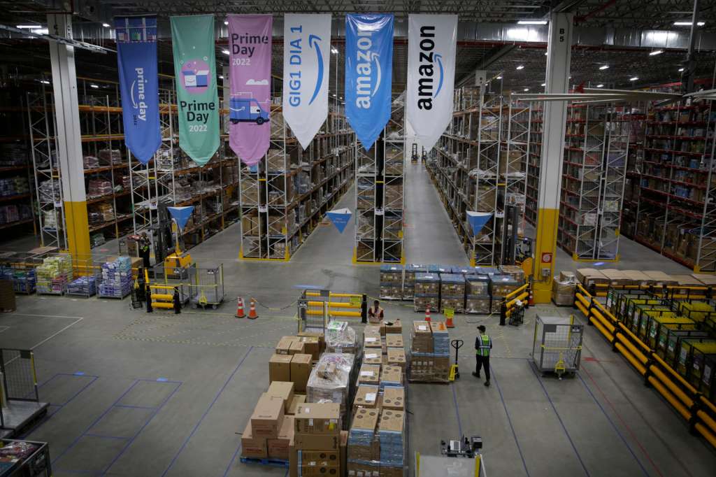 AME4507. RÍO DE JANEIRO (BRASIL), 13/02/2026.- Fotografía de archivo del 12 de agosto de 2021 que muestra personas trabajando en un centro de distribución de Amazon en Rio de Janeiro (Brasil). Amazon se ha consolidado como la segunda mayor plataforma de comercio digital en Brasil gracias a una agresiva ofensiva con la que ahora amenaza el liderazgo de Mercado Libre en la disputa por los consumidores en internet del mayor mercado de América Latina. EFE/ Antonio Lacerda / ARCHIVO