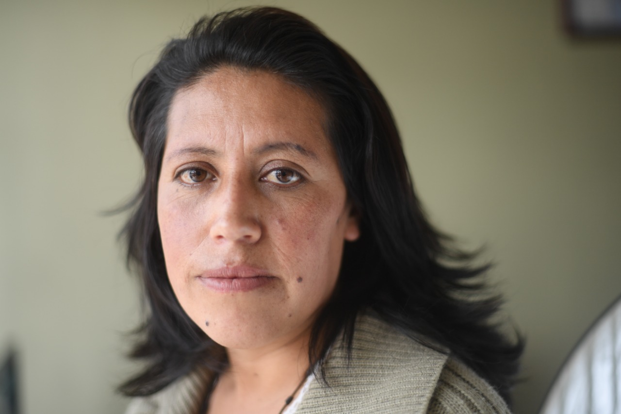 Mary es una mujer de 37 años del pueblo indígena los pastos. Vive en Cumbal con sus dos hijos, alejada de su comunidad porque el corregimiento donde creció siempre fue zona roja. Allí habitaba la guerrilla y la gente tuvo que empezar a irse, como ella, porque estaban reclutando a los niños.