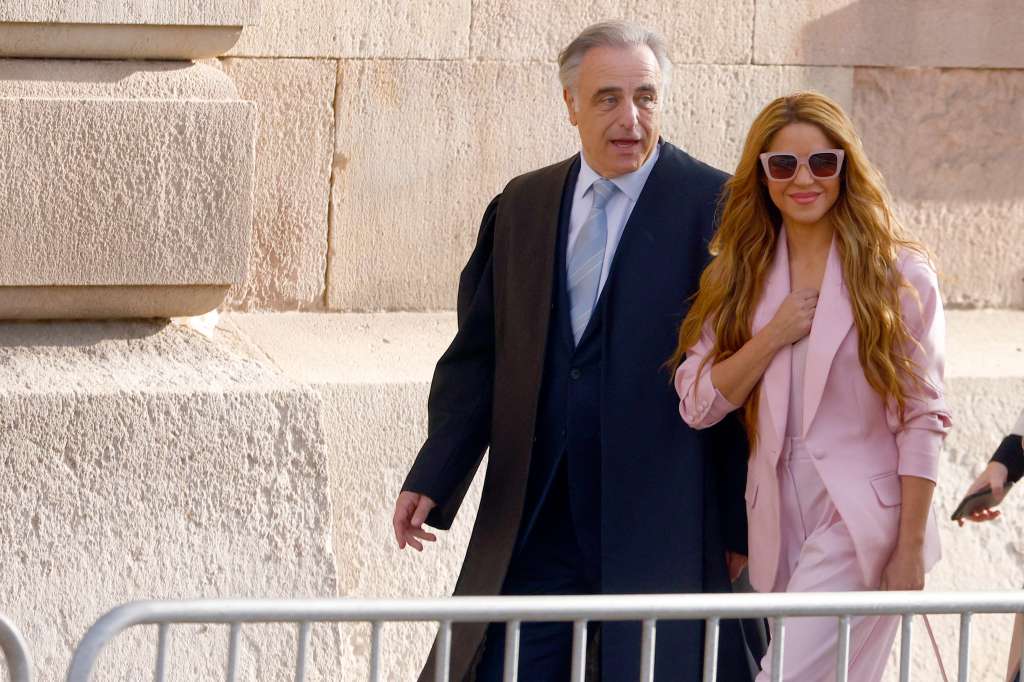 GRAFCAT6488. BARCELONA, 20/11/2023.- La cantante Shakira a su llegada a la Audiencia de Barcelona donde se sienta hoy en el banquillo, acusada de defraudar 14,5 millones a Hacienda entre 2012 y 2014, por lo que la Fiscalía le pide una condena de ocho años y dos meses de cárcel, con la puerta abierta a un pacto. EFE/Quique García