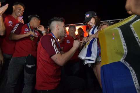 Santiago Mele le pidió matrimonio a su novia en celebración del Junior: (Video)