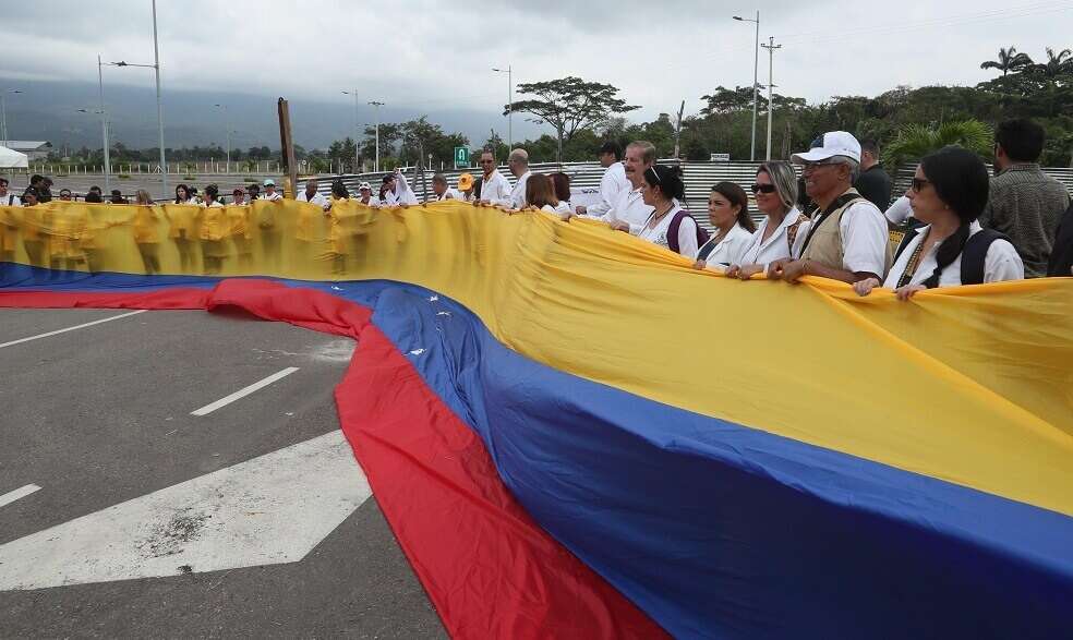 Médicos venezolanos se manifestaron este domingo en el puente Tienditas, para exigir el paso de las donaciones internacionales. / EFE
