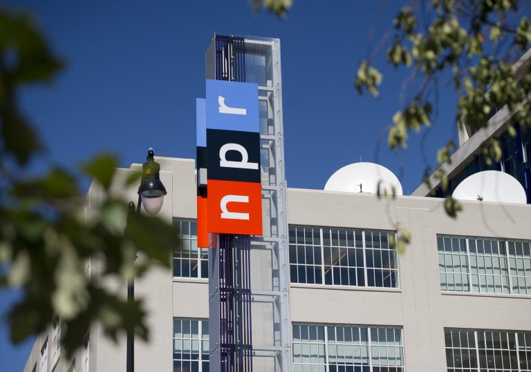 Renunció la jefa de NPR en plena crisis por recortes impulsados por Donald Trump