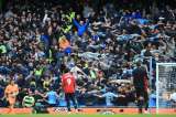 ¿Por qué los hinchas del Manchester City celebran de espaldas? Esta es la historia