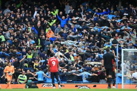 ¿Por qué los hinchas del Manchester City celebran de espaldas? Esta es la historia