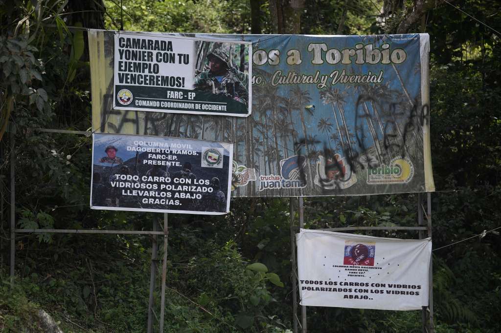 Grafitis del ELN y de la Columna Móvil Dagoberto Ramos de las FARC-EP.