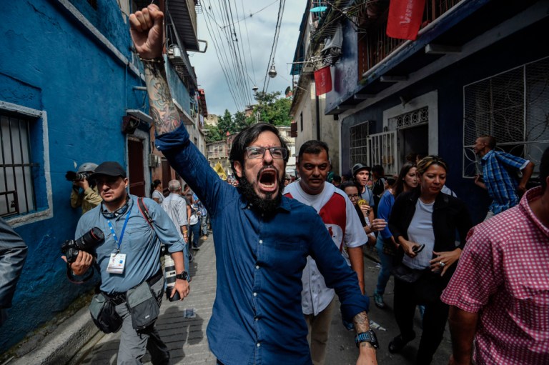 Venezolanos salen a votar en una jornada decisiva para el país