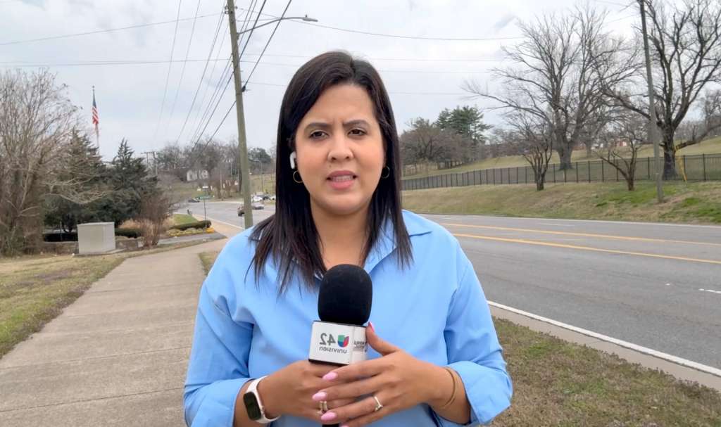 USA8980. NASHVILLE (ESTADOS UNIDOS), 06/03/2026.- Fotografía cedida por Nashville Noticiasque muestra a la periodista Estefany Rodríguez durante una cobertura periodística. Agentes armados del Servicio de Inmigración y Aduanas (ICE, por sus siglas en inglés) de Estados Unidos arrestaron a Rodríguez, quien trabajaba en Nashville Noticias y Univision 42, pese a estar casada con un ciudadano estadounidense, según denunciaron este viernes su esposo y medios locales. EFE/ Nashville Noticias /SOLO USO EDITORIAL/ NO VENTAS/ SOLO DISPONIBLE PARA ILUSTRAR LA NOTICIA QUE ACOMPAÑA (CRÉDITO OBLIGATORIO)