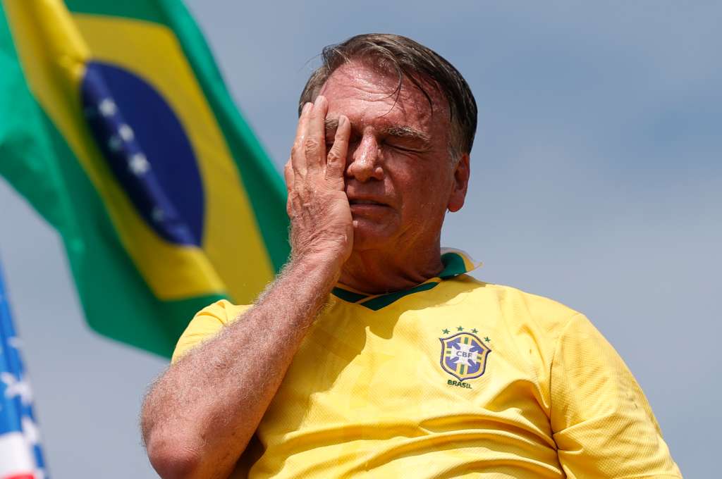 -FOTODELDÍA- AMDEP3583. RÍO DE JANEIRO (BRASIL), 16/03/2025.- El expresidente de Brasil Jair Bolsonaro reacciona durante un evento este domingo en la playa de Copacabana en Río de Janeiro (Brasil). Bolsonaro participó en el evento que promueve la amnistía para los condenados por las invasiones golpistas a la sede de los Tres Poderes el 8 de enero de 2023. EFE/ Andre Coelho