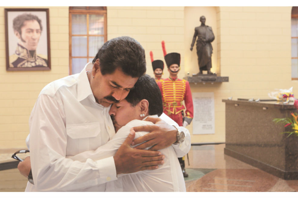 El exfutbolista Diego Armando Maradona visitó a Nicolás Maduro. / AFP