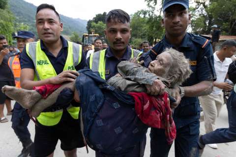 “Devastación por todas partes”: Lo que sabemos del deslave que arrasó Nepal y Tíbet