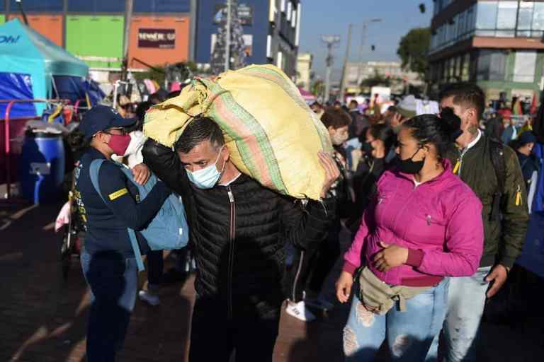 “Estamos haciendo una labor preventiva y llamando a la comunidad que viene al madrugón para que los propios comerciantes no se aglomeren, a que respetemos el distanciamiento social, a que usemos el tapabocas y respetemos el pico y cédula. Esperamos que todo salga muy bien hoy”, dijo Andrés Idárraga, director de Derechos Humanos de la Secretaría de Gobierno.