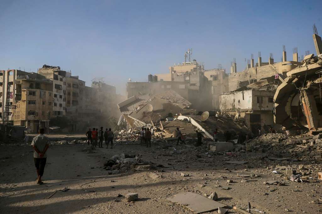 GAZA CITY (---), 03/10/2025.- Smoke rises at the Al Harazin building following an air strike during an Israeli military operation in Gaza City, Gaza Strip, 03 October 2025. More than 66,000 Palestinians have been killed in the Gaza Strip since October 2023, according to the Palestinian Ministry of Health, and about 1,200 Israelis have been killed since the launch of an Israeli military campaign in response to a cross-border attack by Hamas on 07 October 2023. EFE/EPA/MOHAMMED SABER