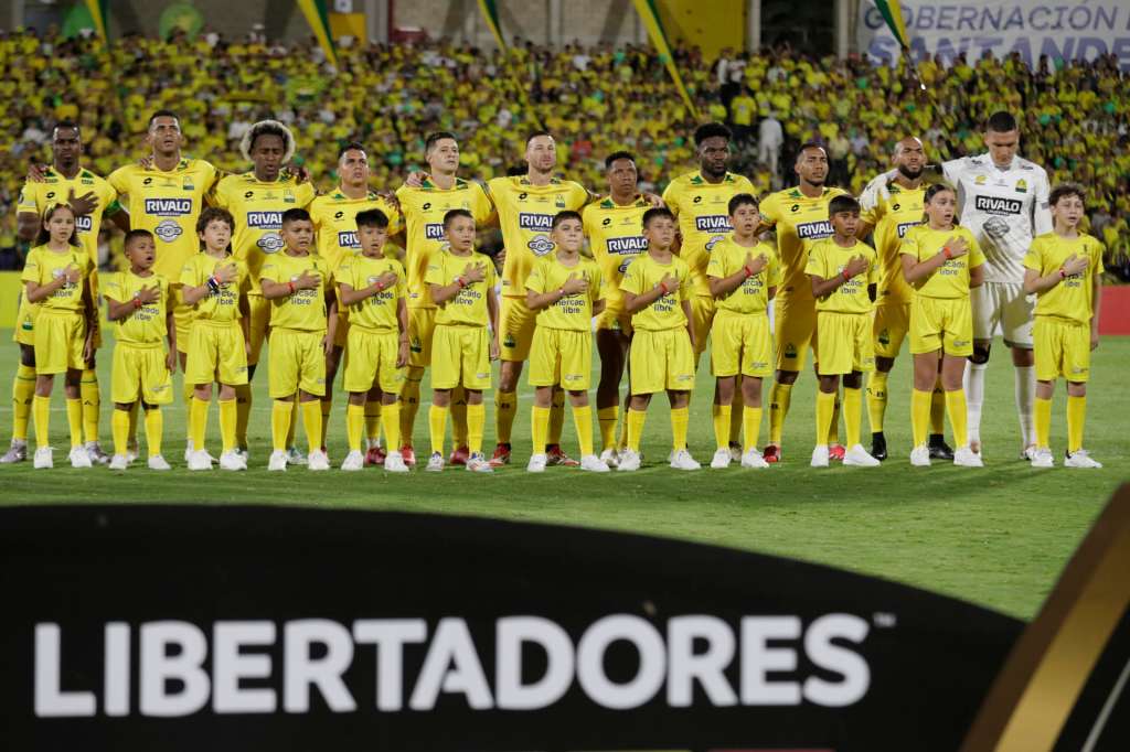 AMDEP5669. BUCARAMANGA (COLOMBIA), 23/04/2025.- Jugadores de Atlético Bucaramanga forman este miércoles, en un partido de la fase de grupos de la Copa Libertadores entre Atlético Bucaramanga y Fortaleza en el estadio Américo Montanini en Bucaramanga (Colombia). EFE/ Carlos Ortega