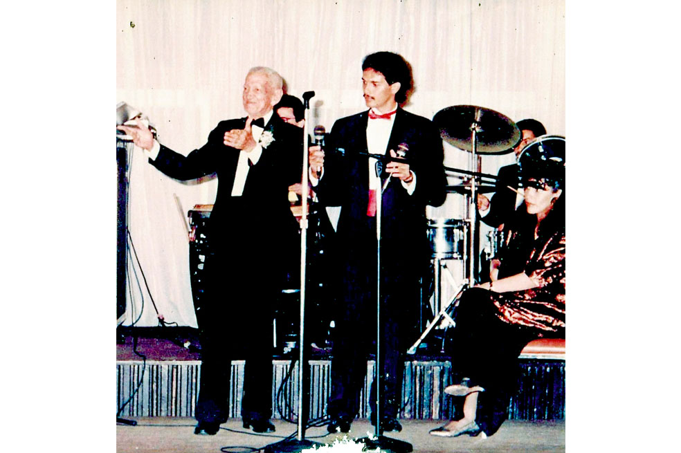 Don Toba cantando “Cállate, corazón, cállate” en el matrimonio de su hija menor Lety, en Barranquilla. / Cortesía