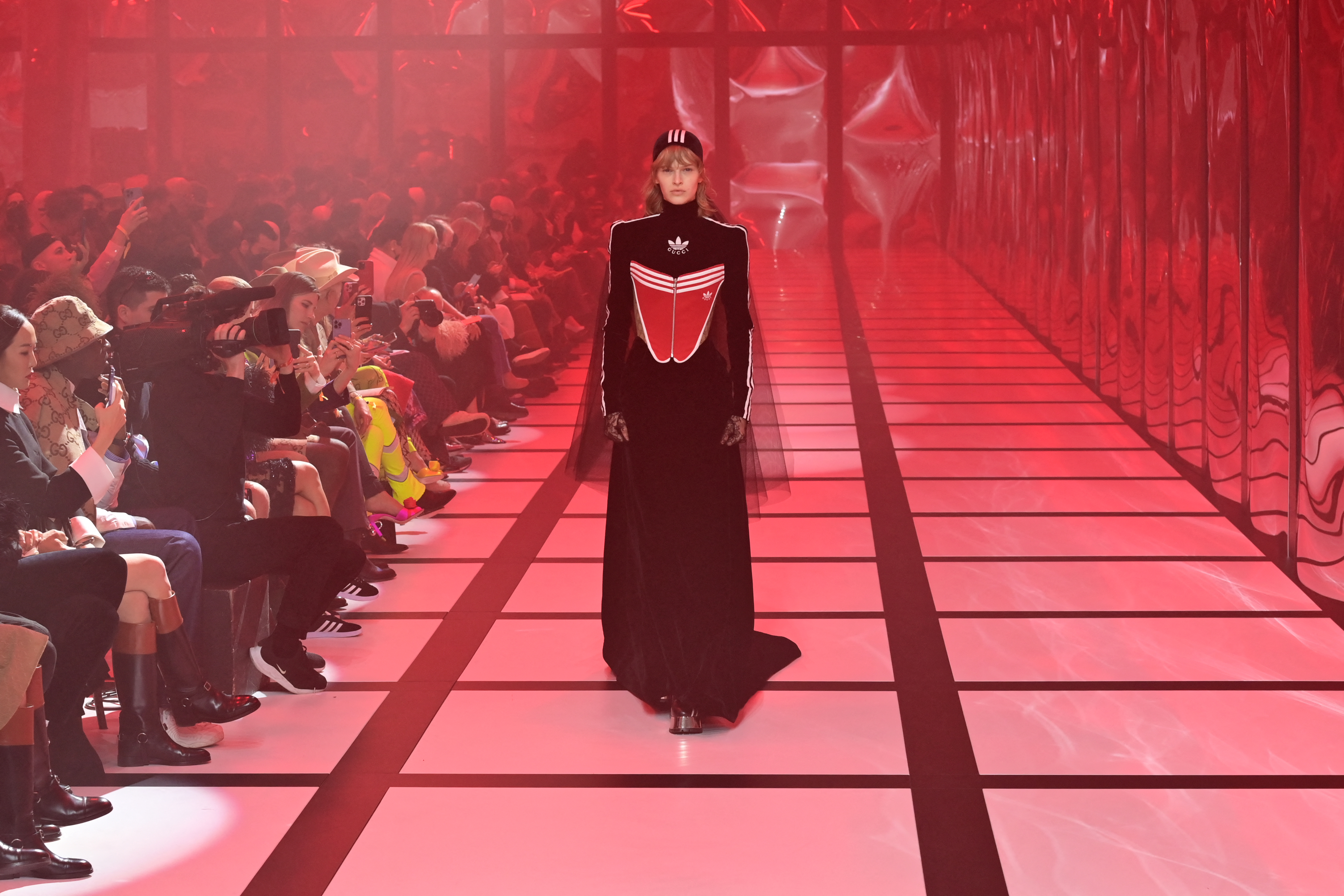 Se pudieron ver trajes de vestir con hombreras exageradas, chaquetas con cortes asimétricos y pantalones con las tres bandas verticales con los colores de Gucci y en estética deportiva.
