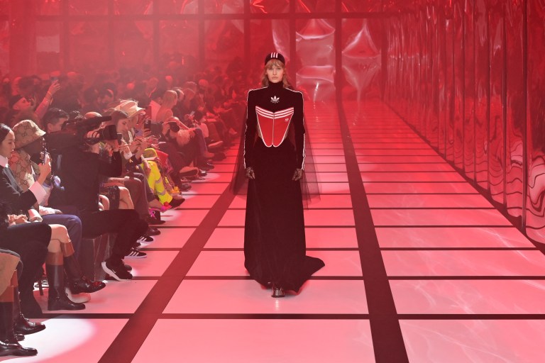 Gucci regresó a las pasarelas con una colección deportiva con Adidas