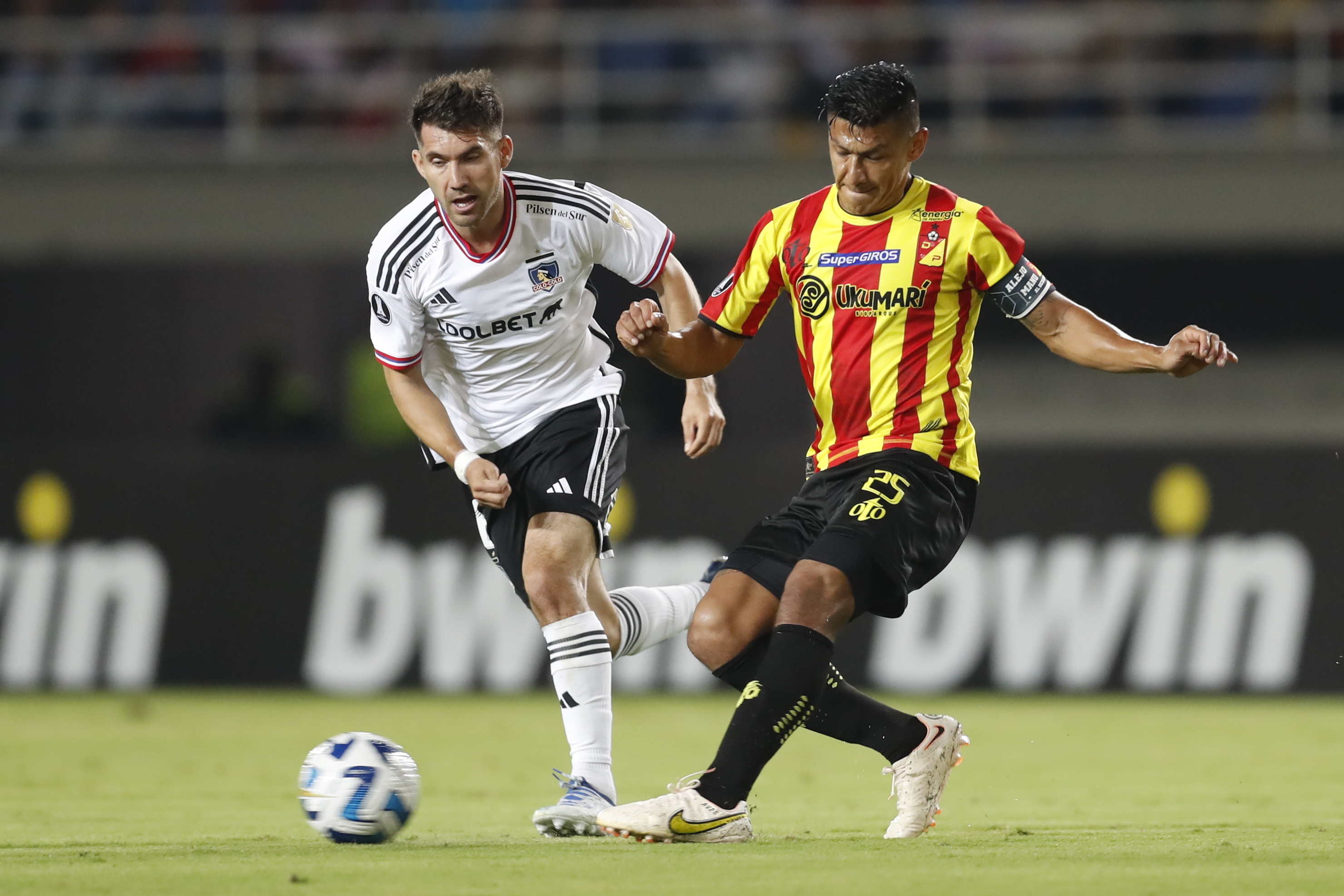 AMDEP737. PEREIRA (COLOMBIA), 05/04/2023.- Jhonny Vásquez (d) de Pereira disputa un balón con César Fuentes de Colo Colo hoy, en un partido de la fase de grupos de la Copa Libertadores entre Pereira y Colo Colo en el estadio Hernando Ramírez Villegas en Pereira (Colombia). EFE/ Ernesto Guzmán