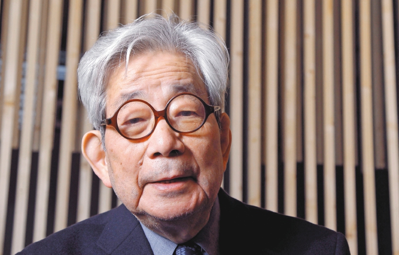 Esta foto de archivo tomada el 15 de marzo de 2012, muestra al escritor japonés y Premio Nobel de Literatura en 1994, Kenzaburo Oe, posando durante la inauguración de la 32ª Feria del Libro de París en París.