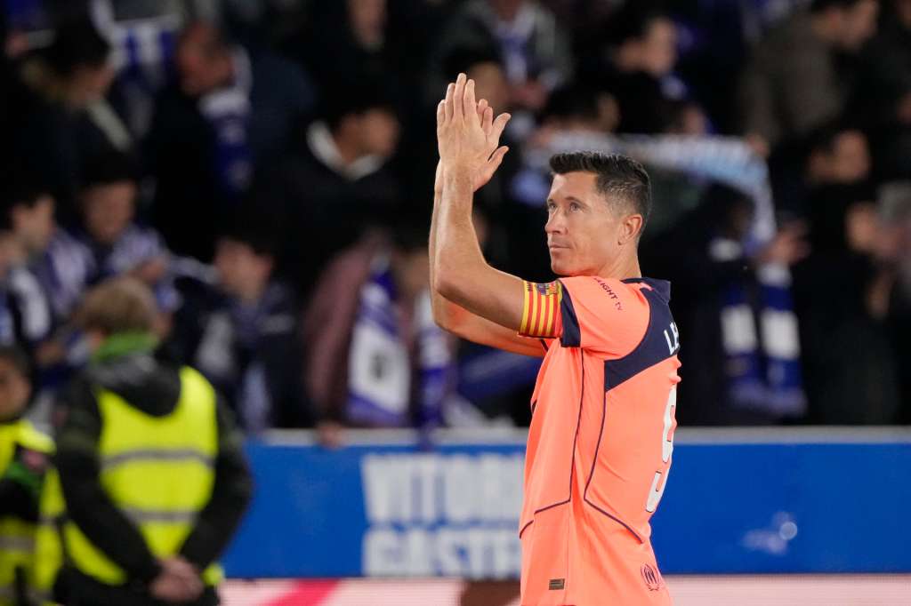 VITORIA, 13/05/2026.- El delantero polaco del FC Barcelona, Robert Lewandowski, a la finalización del encuentro correspondiente a la jornada 36 de Laliga EA Sports que han disputado este miércoles Alavés y FC Barcelona en el estadio de Mendizorroza, en Vitoria. EFE / ADRIAN RUIZ HIERRO