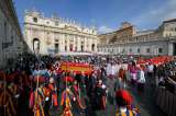 Con lágrimas y paciencia, los fieles dan su último adiós al papa Francisco