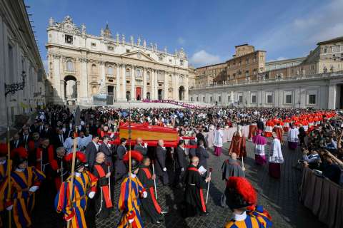 Con lágrimas y paciencia, los fieles dan su último adiós al papa Francisco