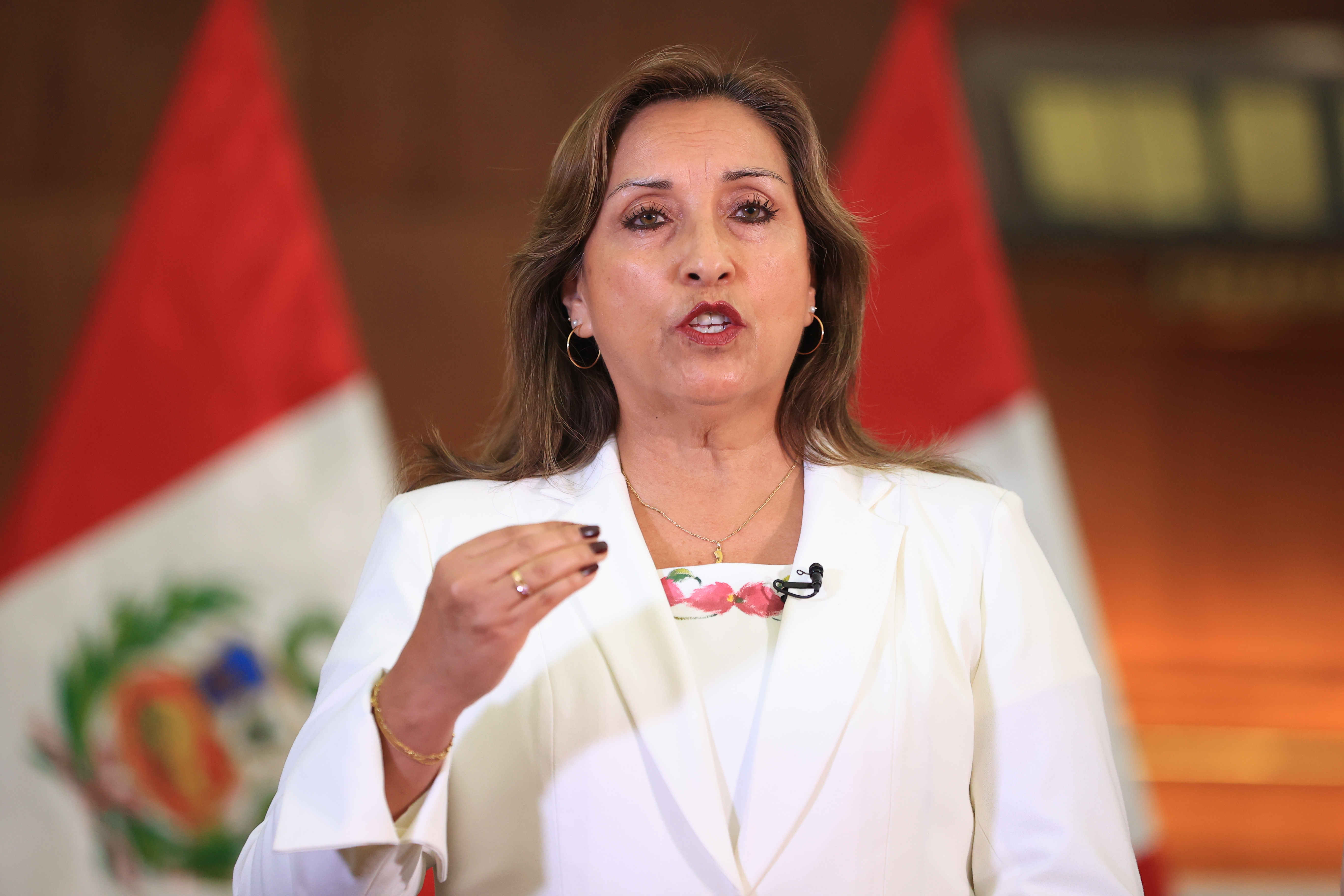 AME7617. LIMA (PERÚ), 24/02/2023.- Fotografía cedida por la Presidencia del Perú, que muestra a la presidenta Dina Boluarte, durante una alocución a la nación, hoy, en Lima (Perú). Boluarte anunció este viernes que decidió retirar al embajador peruano en México en respuesta a las declaraciones de su presidente, Andrés Manuel López Obrador, a quien acusa de "injerencia en asuntos internos" del país andino y de haber "decidido apoyar el golpe de Estado" del exmandatario Pedro Castillo. "He dispuesto el retiro definitivo de nuestro embajador en los Estados Unidos Mexicanos y, de esta manera, las relaciones diplomáticas entre Perú y México quedan formalmente a nivel de encargados de negocios", dijo Boluarte en una alocución. EFE/ Presidencia Del Perú SOLO USO EDITORIAL/NO VENTAS/SOLO DISPONIBLE PARA ILUSTRAR LA NOTICIA QUE LA ACOMPAÑA (CRÉDITO OBLIGATORIO)