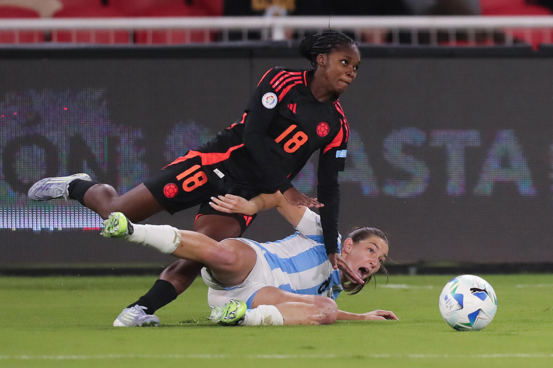 AMDEP9113. QUITO (ECUADOR), 28/07/2025.- Aldana Cometti (abajo) de Argentina disputa el balón con Linda Caicedo de Colombia este lunes, en un partido de las semifinales de la Copa América Femenina entre Argentina y Colombia en el estadio Rodrigo Paz Delgado en Quito (Ecuador). EFE/ Jóse Jácome