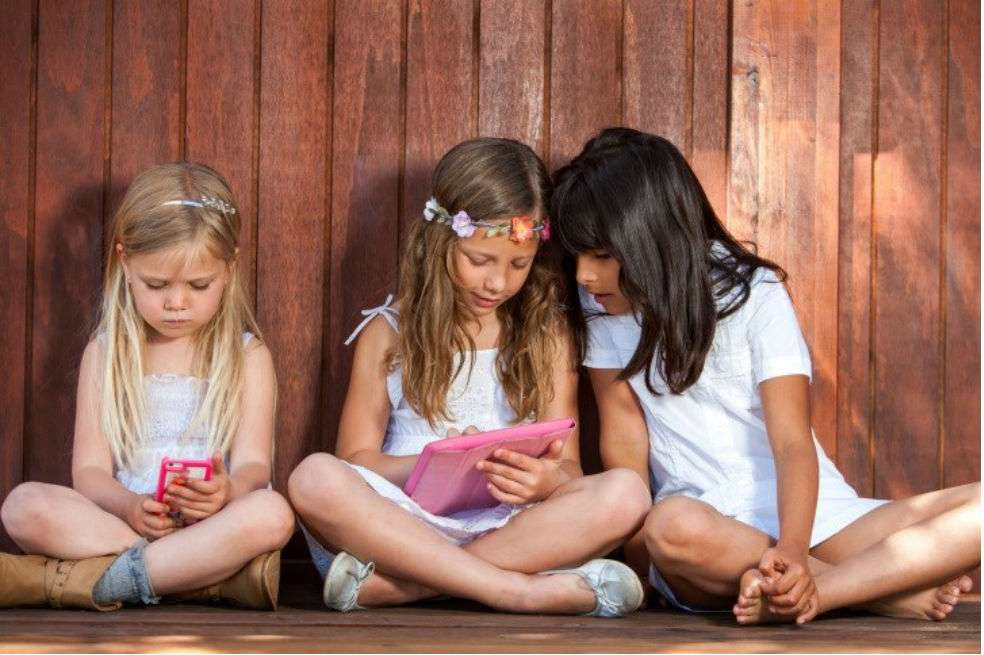 Las niñas realizan menos actividad física que los niños, en parte porque los roles de género incentiva más el deporte en ellos que en ellos, lo que podría acarrerar problemas en la salud de las menores a largo plazo. / THINKSTOCK