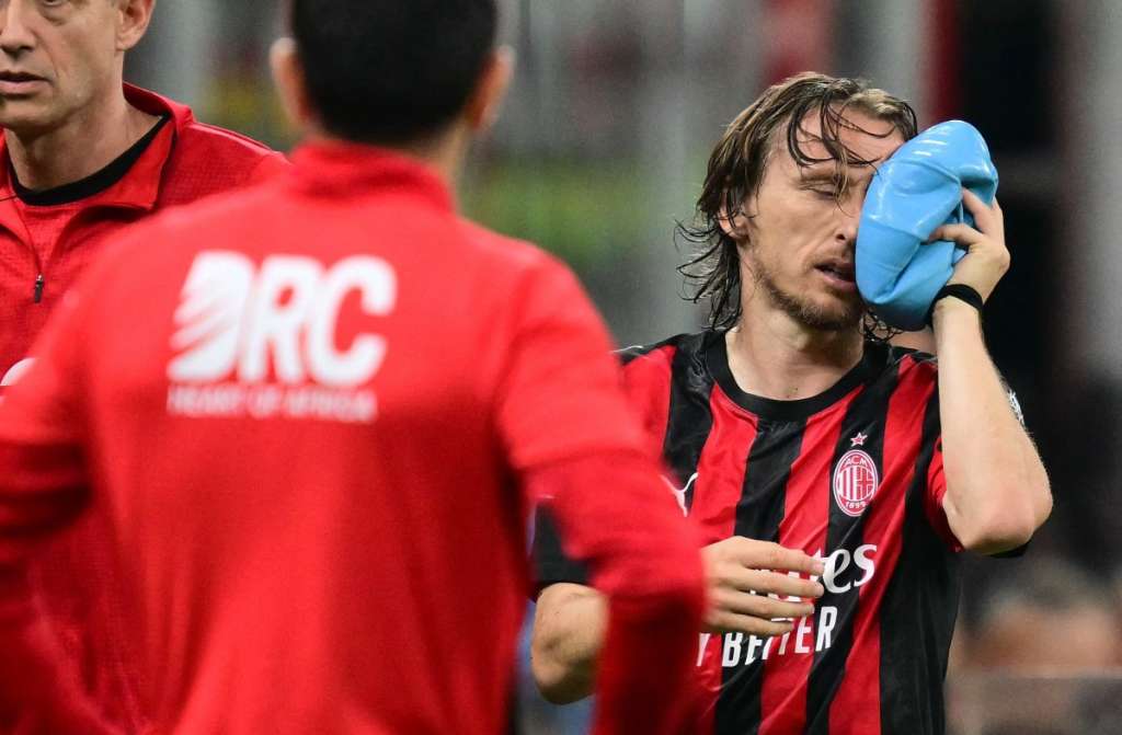 TOPSHOT - AC Milan's Croatian midfielder #14 Luka Modric leaves the pitch after being injured during the Italian Serie A football match between AC Milan and Juventus FC at the San Siro stadium in Milan, northern Italy, on April 26, 2026.