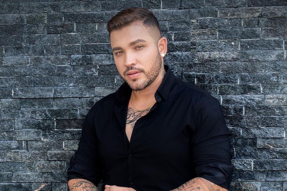 El cantante de música popular había pasado por el quirófano para reducir algunas medidas, pues no se sentía a gusto con su cuerpo.