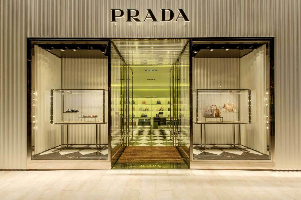 Prada promete luchar contra el racismo tras escándalo por estatuillas de monos
