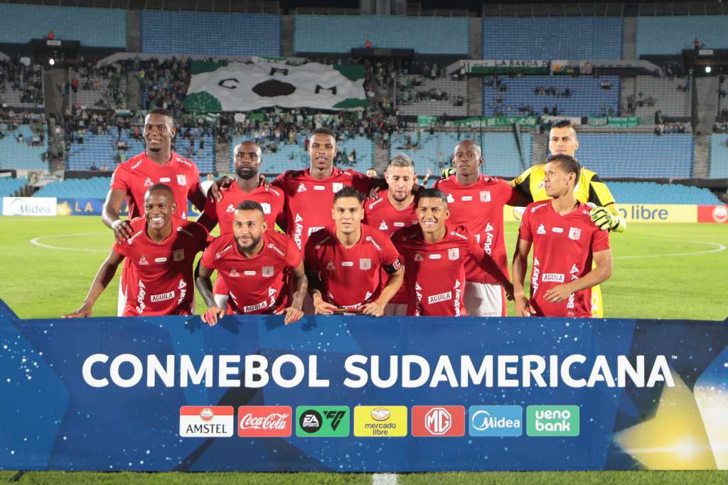 AME4806. MONTEVIDEO (URUGUAY), 02/04/2025.- Jugadores de América de Cali forman este miércoles, previo al partido de la fase de grupos de la Copa Sudamericana entre Racing y América Cali en el estadio Centenario en Montevideo (Uruguay). EFE/ Gastón Britos
