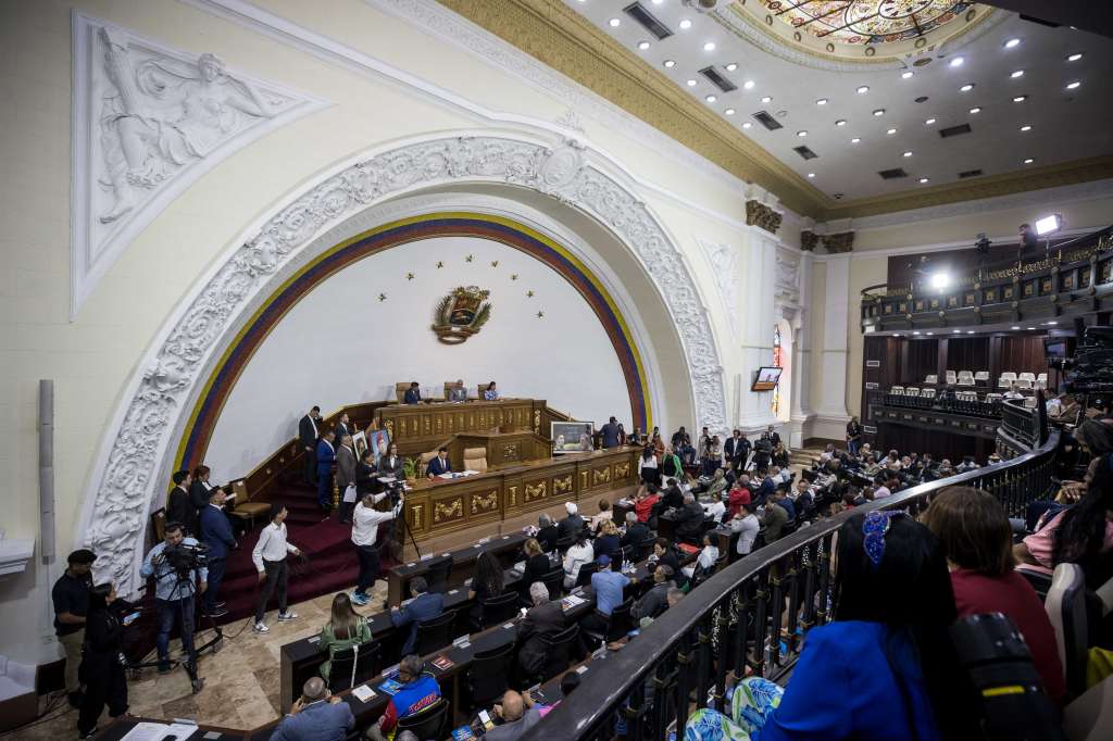 AME1794. BOGOTÁ (COLOMBIA), 17/09/2024.- Fotografía de archivo del 30 de abril de 2024 de una sesión en el Palacio Federal Legislativo, en Caracas (Venezuela). El Parlamento de Venezuela, controlado por el chavismo, presentó este martes el proyecto de acuerdo con el que instará al Gobierno a "evaluar" la ruptura de las relaciones diplomáticas y comerciales con España, como respuesta a la decisión del Congreso español de reconocer al opositor Edmundo González Urrutia -exiliado en el país europeo- como presidente electo. EFE/ Miguel Gutiérrez