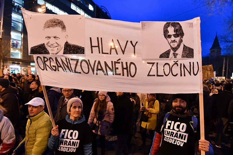 Un grupo de protestantes por la muerte del periodista lleva una pancarta que muestra al primer ministro Robert Fico y al ministro del Interior Robert Kalinak junto con el mensaje "Jefes del crimen organizado". / AFP