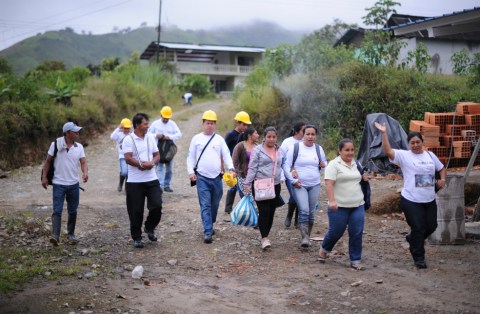 Campesinos construyen la vía de la panela