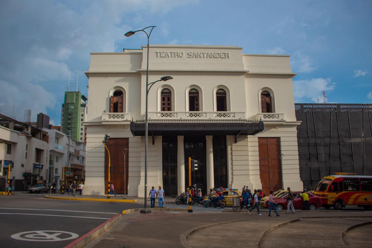 El Teatro Santander está ubicado en la calle 33 con carrera 19, una zona que por años se ha visto permeada por prostitución, drogas y robos. / JUAN CAMILO RODRÍGUEZ