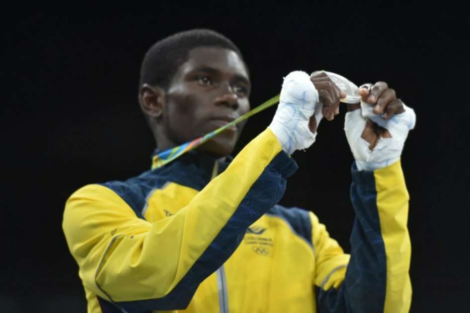 Yuberjén Martínez con la medalla de plata que ganó este domingo. / AFP