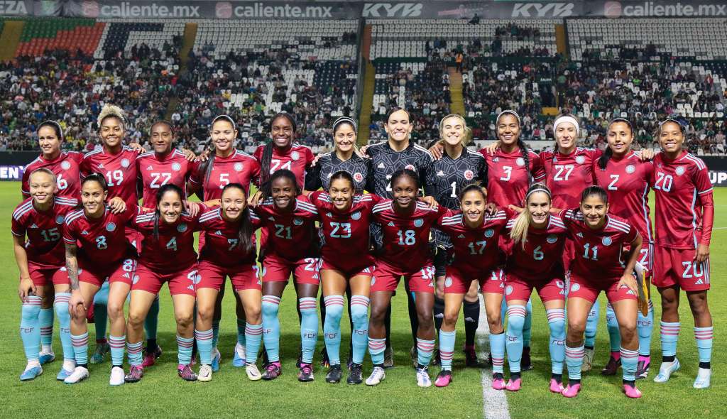 MEX7023. LEÓN (MÉXICO), 21/02/2023.- Jugadoras de Colombia posan hoy, previo al partido por la Women’s Revelations Cup entre México y Colombia en el estadio de León (México). EFE/Luis Ramírez