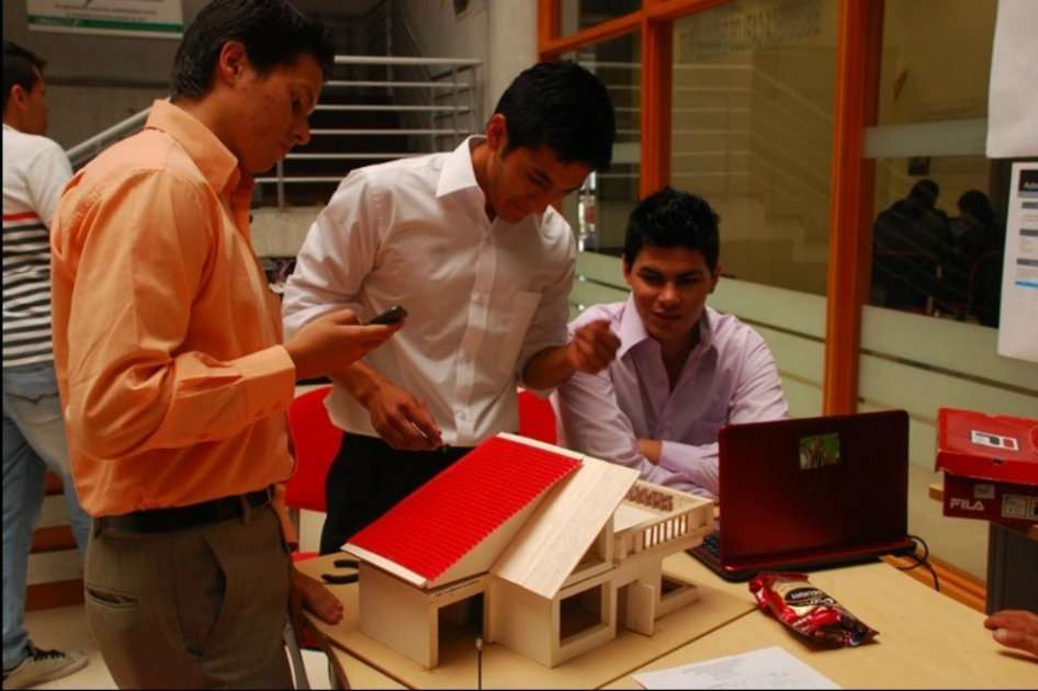 El grupo de estudiantes de ingeniería eléctrica de la Universidad Nacional, en Manizales.