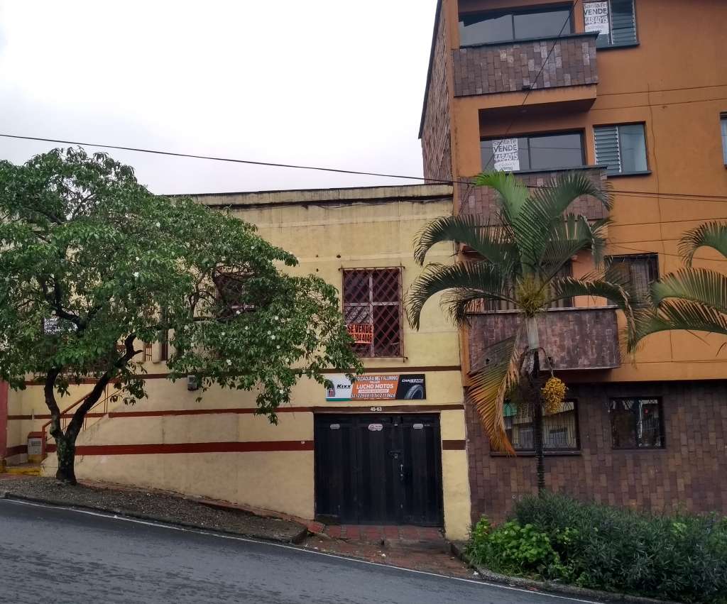 Distintas casas en venta en la cuadra aledaña al sector de la carrera 45 con más concentración de establecimientos comerciales.