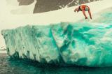 El primer humano en nadar bajo una capa de hielo antártico por la protección de los polos