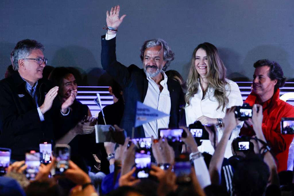 AME2218. BOGOTÁ (COLOMBIA), 08/03/2026.- El aspirante a la Presidencia de Colombia Juan Daniel Oviedo (c-i) saluda durante la celebración de la senadora y candidata del partido uribista Centro Democrático a la presidencia de Colombia, Paloma Valencia (c-d), quien ganó 'La gran consulta por Colombia' este domingo, en Bogotá (Colombia). EFE/ Mauricio Dueñas Castañeda