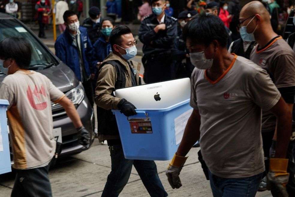 Los computadores de las oficinas de Stand News en Hong Kong fueron confiscados durante una redada.