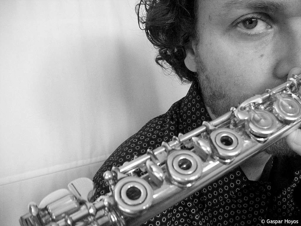 Gaspar Hoyos dice que las mismas sensaciones que le produce la música (mariposas, escalofríos, entre otras), lo experimenta a través de sus vínculos más cercanos, como sus hijos, padres y primos.