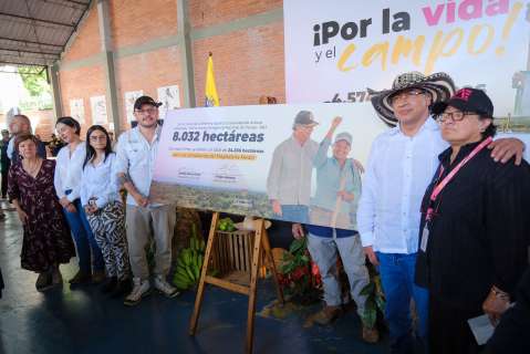 “¡Qué brillen las luciérnagas!”: así fue la entrega de tierras en Barrancabermeja