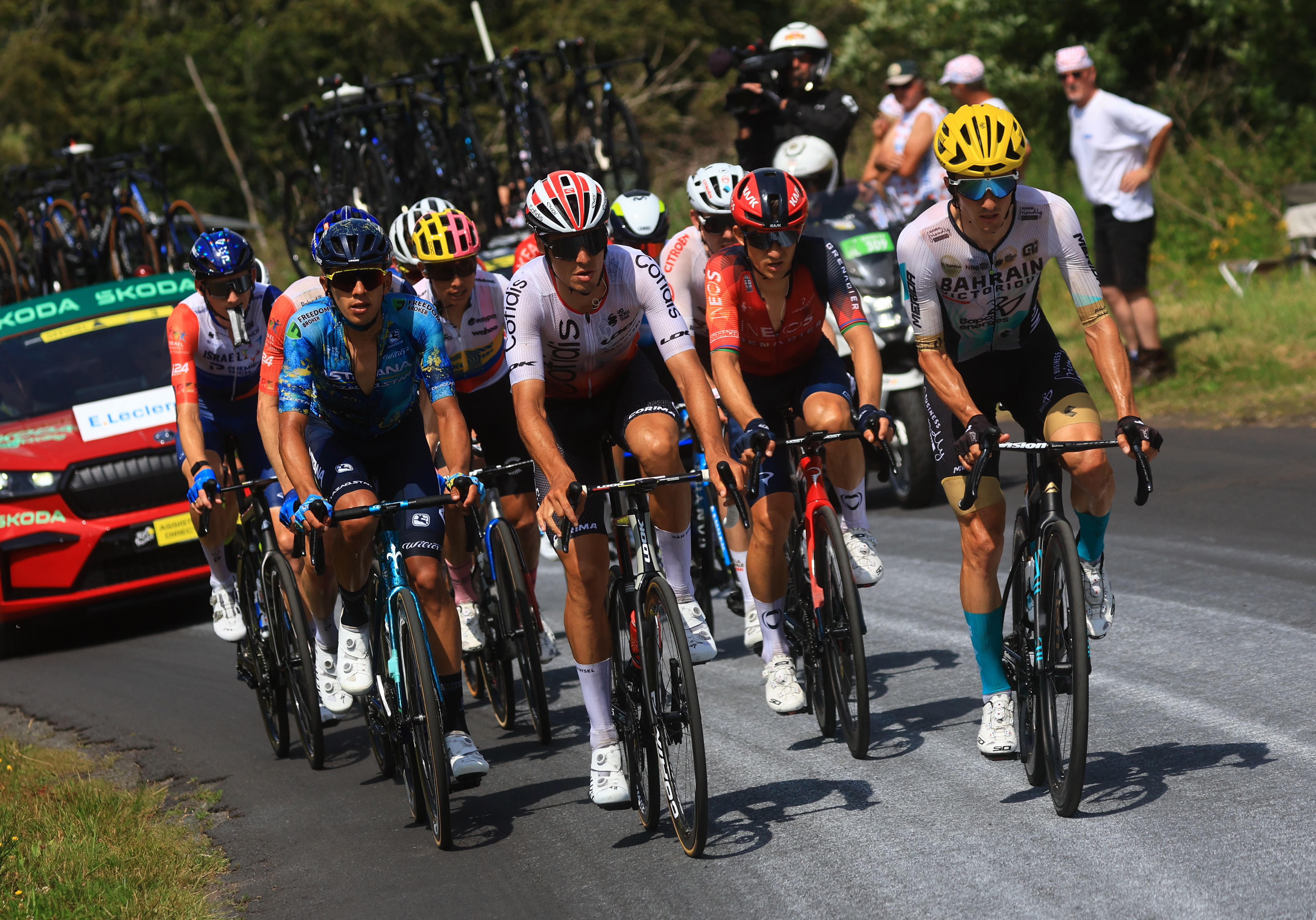 Xxx (France), 11/07/2023.- Spanish rider Pello Bilbao of team Bahrain-Victorious (R) leads the front group during the 10th stage of the Tour de France 2023, a 167.2 km race from Vulcania to Issoire, France, 11 July 2023. (Ciclismo, Bahrein, Francia) EFE/EPA/MARTIN DIVISEK