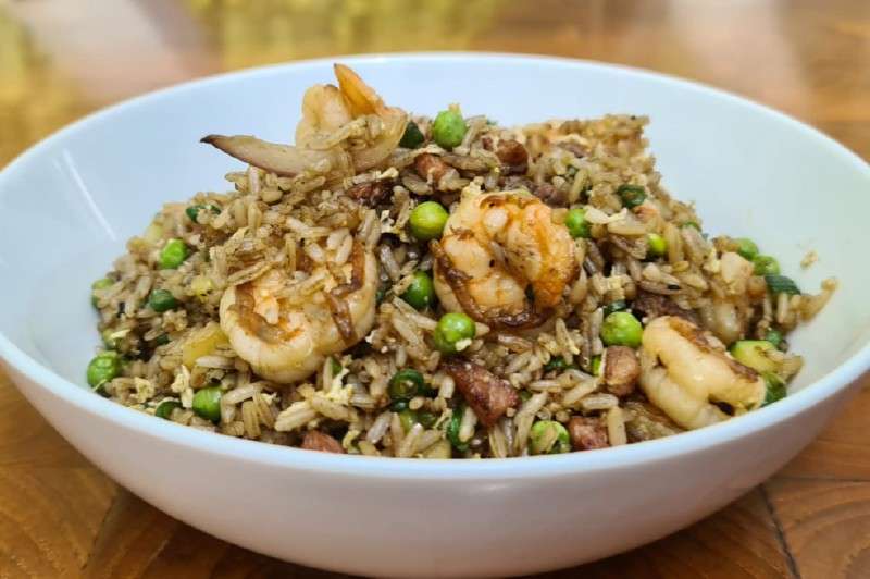 En una sartén o wok con el aceite bien caliente sofría la carne previamente sazonada con sal y pimienta, retire y reserve. Agregue el ajo, y sofría. / Cortesía Harry Sasson