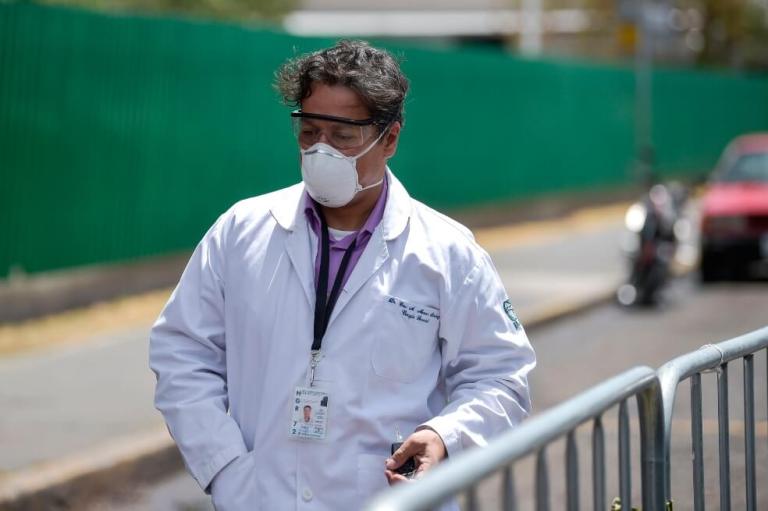 Médicos mexicanos que combaten coronavirus denuncian discriminación y agresiones